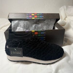 bernie mev. Black fuzzySlip-On Sneaker with White Sole Tara levana size w 38 (7)